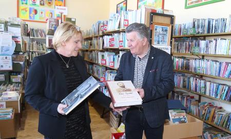 PREDAJA KNJIG OŠ CERKNICA 02 FOTO LJUBO VUKELIČ